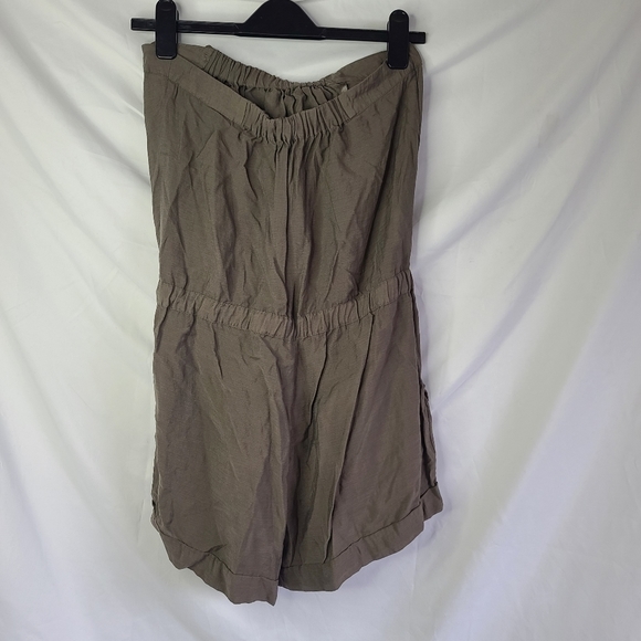 Bcbg maxazria romper. Size 6. On button is a little loose- otherwise EUC - Picture 4 of 8